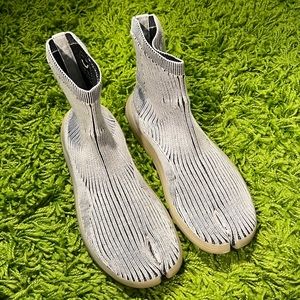 iLYSM Light Grey Tabi Spit Toe Unisex Knit Sneakers